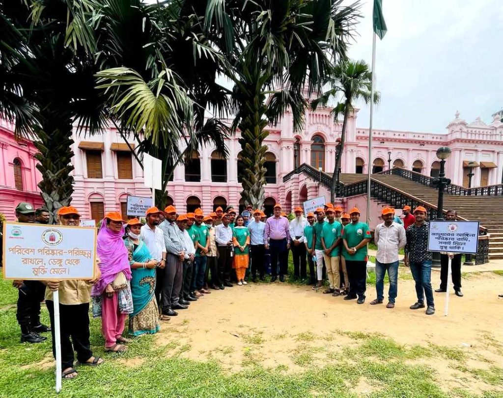 আহসান মঞ্জিল জাদুঘরে পরিচ্ছন্নতা অভিযান বাংলাদেশ জাতীয় জাদুঘর ও বিডি ক্লিনের সম্মিলিত উদ্যোগে সচেতনতার বার্তা