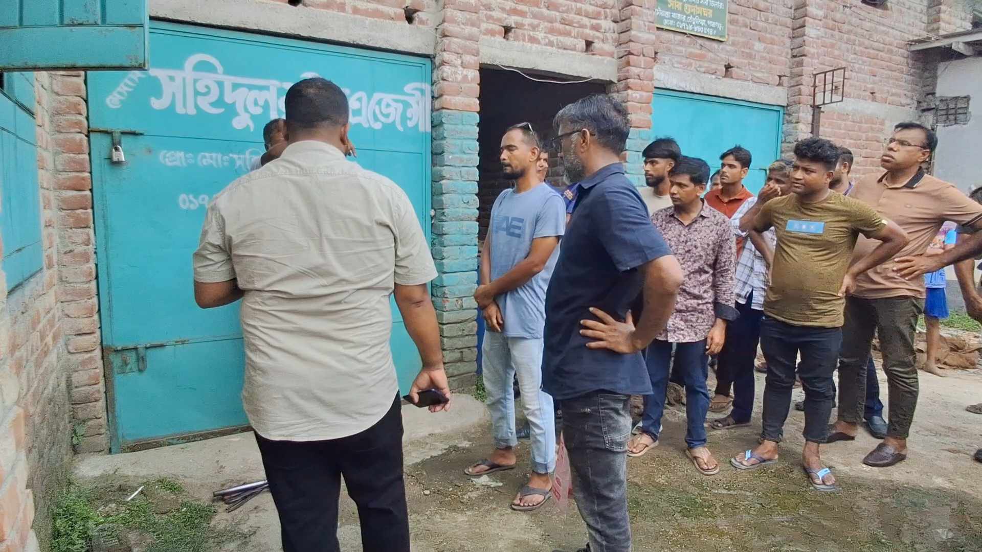 তেঁতুলিয়ায় সরকারি চাল জব্দ, গুদাম সিলগালা, থানায় মামলা