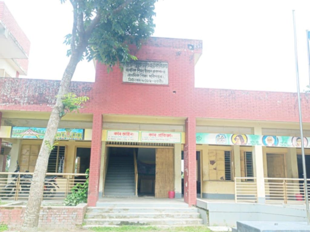 আটোয়ারীতে এক প্রাথমিক বিদ্যালয়ে নিয়মিত ১২ শিক্ষার্থীর বিপরীতে ৫ জন শিক্ষক 