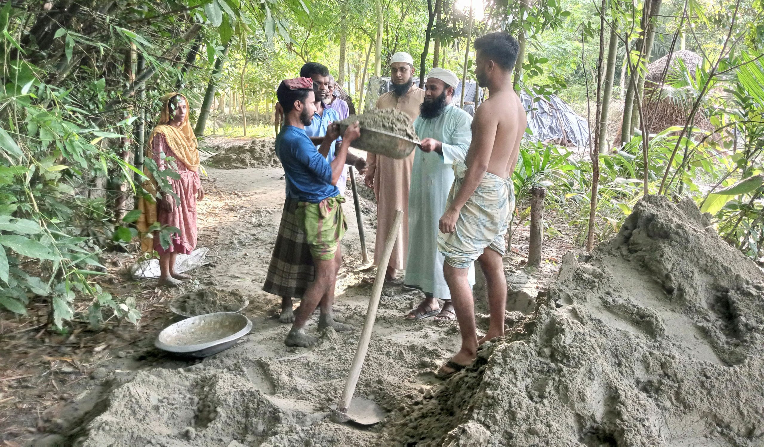 ঈমানী দাওয়াত দিতে গিয়ে দেখে রাস্তার বেহাল দশা:: কাঁদা নিরসনে ব্যক্তিগত উদ্যোগে সংস্কার