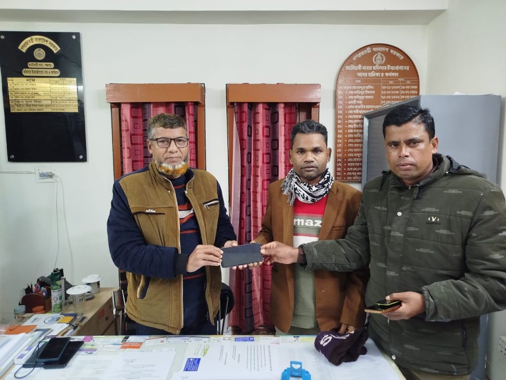 হারিয়ে যাওয়া স্মার্ট ফোন উদ্ধার করল আটোয়ারী থানা পুলিশ