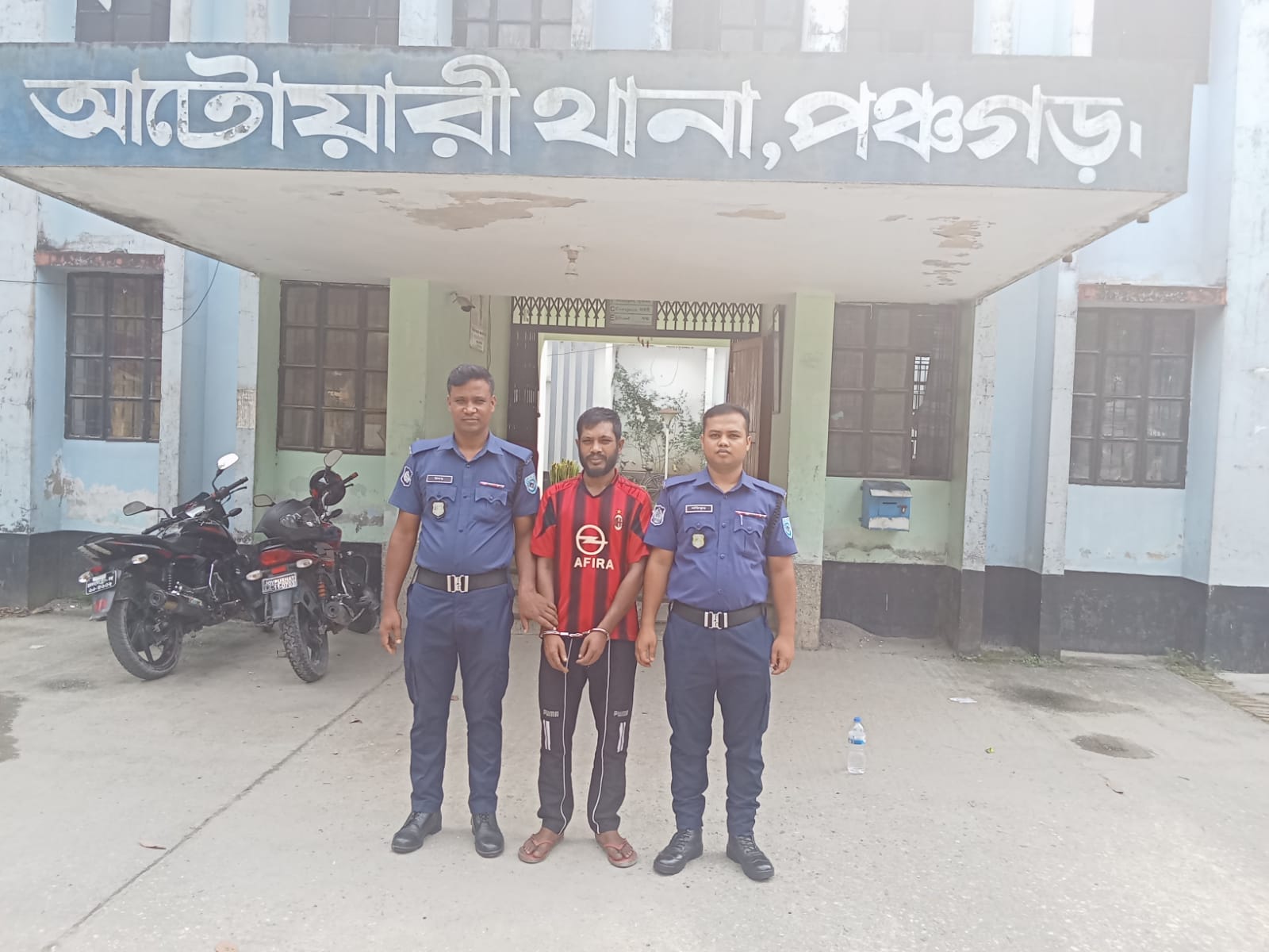 আটোয়ারীতে হিরোইন ও ভারতীয় রুপিসহ আটক এক