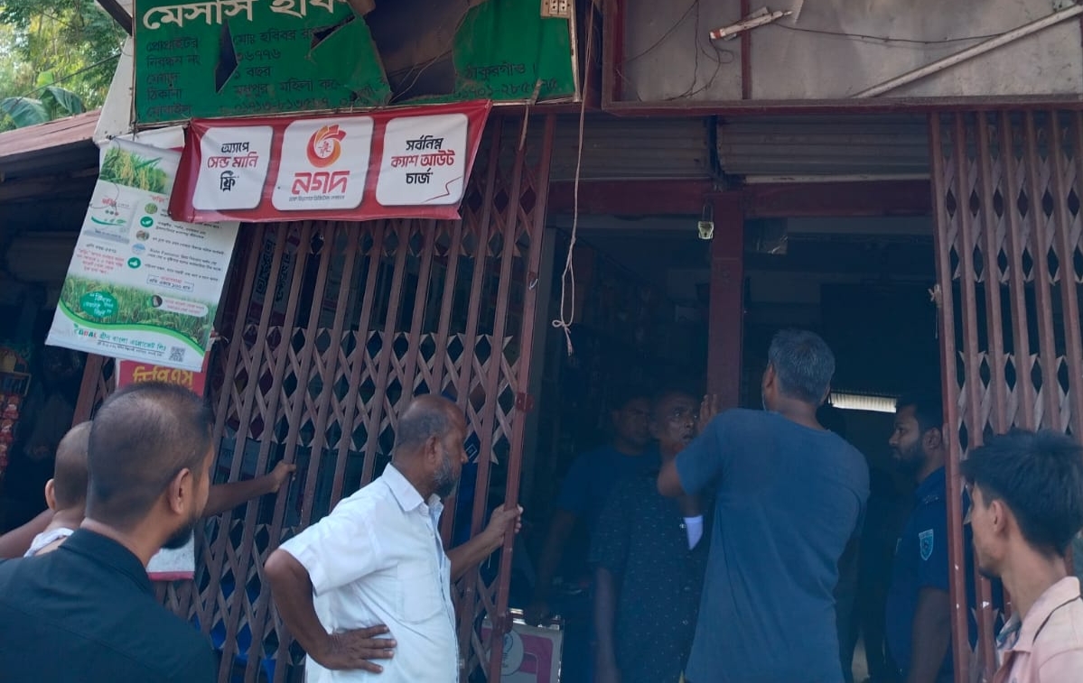 রুহিয়ায় অতিরিক্ত সার মজুদের দায়ে মেসার্স হবিবর ট্রেডার্সকে ১০ হাজার টাকা জরিমানা
