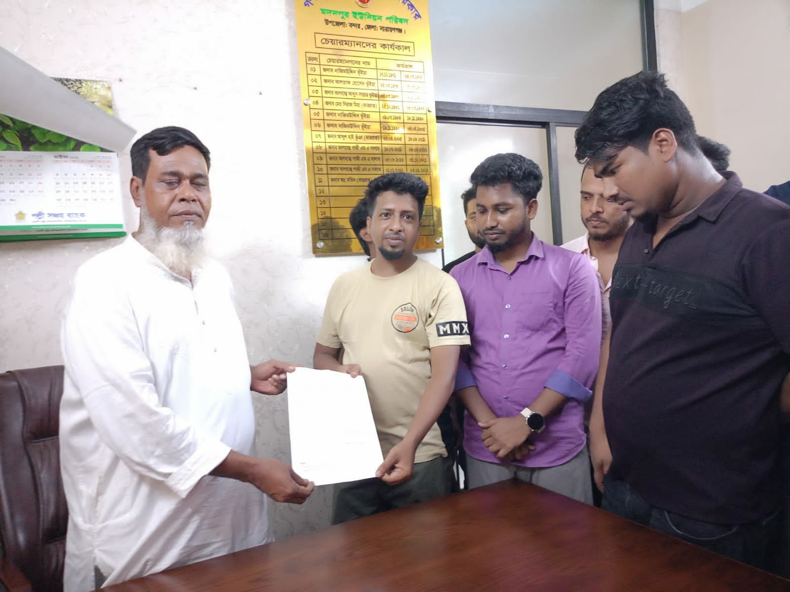 বন্দর উপজেলার মদনপুর ইউপি চেয়ারম্যানের কাছে মাদক ও সন্ত্রাস নির্মূলে এলাকাবাসীর সিসি ক্যামেরার আবেদন