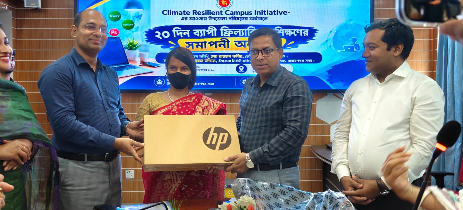 ল্যাপটপ হাতে আফসানা, দক্ষতার সনদে নতুন স্বপ্ন—নারায়ণগঞ্জ সদরে ফ্রিল্যান্সিং প্রশিক্ষণের সমাপনী
