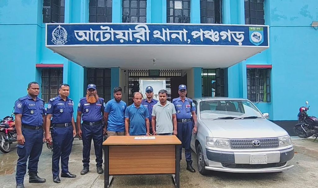 আটোয়ারীতে হেরোইনসহ ৩ মাদক কারবারি গ্রেপ্তার, প্রাইভেটকার জব্দ